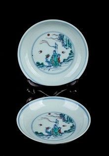 COPPIA DI PIATTINI IN PORCELLANA CON DECORO A SMALTI DOUCAI : Cina, XIX-XX secolo

Al centro del fondo di entrambi un paesaggio con un saggio...  - Auction Arte Asiatica e Tribale - Bertolami Fine Art - Casa d'Aste