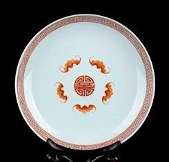 PIATTO IN PORCELLANA CON DECORO A SMALTI BLU DI COBALTO E ROSSO DI RAME : Cina, marchio e periodo Xianfeng

L’interno con il carattere shou (“longevità”)...  - Asta Arte Asiatica e Tribale - Bertolami Fine Art - Casa d'Aste