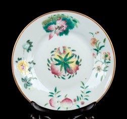 PIATTO IN PORCELLANA CON DECORO A SMALTI BLU DI COBALTO E ROSSO DI RAME : Cina, XIX-XX secolo

La superficie a vista con melograni al centro e intorno qu...  - Auction Arte Asiatica e Tribale - Bertolami Fine Art - Casa d'Aste