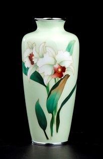 VASO IN METALLO CON DECORO A SMALTI POLICROMI CLOISONN&#201;
 : Giappone, Nagoya, periodo Taisho

Decorato sull’esterno con fiori su fondo verd...  - Asta Arte Asiatica e Tribale - Bertolami Fine Art - Casa d'Aste