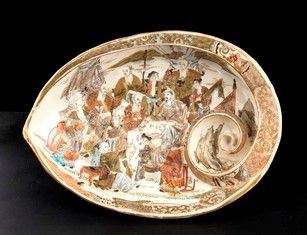 CONTENITORE IN CERAMICA &#8216;SATSUMA&#8217; A FORMA DI CONCHIGLIA CON DECORO A SMALTI POLICROMI E ORO : Giappone, periodo Meiji

La decorazione sulla superficie a vista consiste di sa...  - Asta Arte Asiatica e Tribale - Bertolami Fine Art - Casa d'Aste