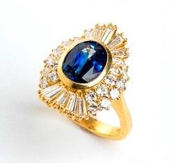 Anello in oro con zaffiro e diamanti  ...  - Asta Gioielli, argenti, orologi, avori e cabinet de curiosités - Bertolami Fine Art - Casa d'Aste