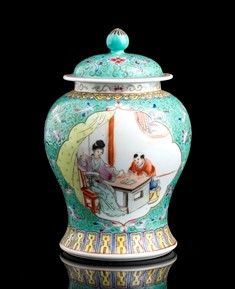 VASO IN PORCELLANA CON COPERCHIO CON DECORO A SMALTI POLICROMI : Cina, XX secolo

21 x 14 cm

Provenienza: collezione privata italiana....  - Asta Arte Asiatica e Tribale - Bertolami Fine Art - Casa d'Aste