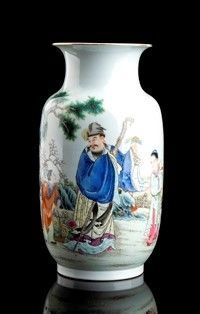 VASO IN PORCELLANA CON DECORO A SMALTI POLICROMI : Cina, XX secolo

Sul corpo una scena con un saggio e attendenti nel paesaggio, ...  - Asta Arte Asiatica e Tribale - Bertolami Fine Art - Casa d'Aste