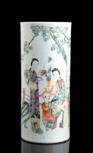 VASO CILINDRICO IN PORCELLANA CON DECORO A SMALTI POLICROMI : Cina, XX secolo

La decorazione sull’esterno consiste di figure femminili e bam...  - Auction Arte Asiatica e Tribale - Bertolami Fine Art - Casa d'Aste