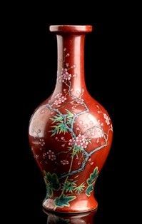 VASO A BOTTIGLIA IN PORCELLANA CON DECORO A SMALTI POLICROMI : Cina, XX secolo

Il decoro consiste di fiori in policromia su fondo rosso, marc...  - Asta Arte Asiatica e Tribale - Bertolami Fine Art - Casa d'Aste