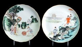 DUE PIATTI IN PORCELLANA CON DECORO A SMALTI POLICROMI : Cina, XX secolo

Entrambi decorati con scene con figure nel paesaggio, marchio ...  - Auction Arte Asiatica e Tribale - Bertolami Fine Art - Casa d'Aste