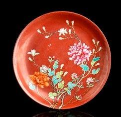 PIATTO IN PORCELLANA CON DECORO A SMALTI BLU DI COBALTO E ROSSO DI RAME : Cina, XX secolo

Decoro di fiori in policromia su fondo rosso, marchio apocrifo...  - Auction Arte Asiatica e Tribale - Bertolami Fine Art - Casa d'Aste