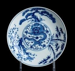 PIATTO IN PORCELLANA &#8216;BIANCO E BLU' : Cina, marchio Guangxu

Al centro del fondo medaglione con drago, intorno i Tre ...  - Auction Arte Asiatica e Tribale - Bertolami Fine Art - Casa d'Aste