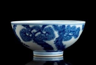 CIOTOLA IN PORCELLANA &#8216;BIANCO E BLU' : Cina, XX secolo

L’esterno con un pino, marchio di Guangxu al centro della base...  - Auction Arte Asiatica e Tribale - Bertolami Fine Art - Casa d'Aste