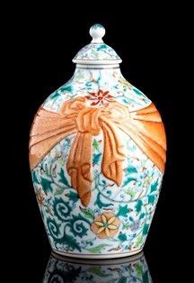 VASO CON COPERCHIO IN PORCELLANA CON DECORO A SMALTI POLICROMI : Cina, XX secolo

Sul decoro floreale policromo si sovrappone sulla spalla un na...  - Auction Arte Asiatica e Tribale - Bertolami Fine Art - Casa d'Aste