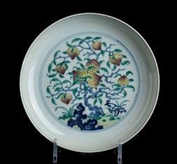 PIATTO IN PORCELLANA CON DECORO A SMALTI BLU DI COBALTO E ROSSO DI RAME : Cina, XX secolo

Al centro del fondo medaglione con albero di pesco con rocce e...  - Auction Arte Asiatica e Tribale - Bertolami Fine Art - Casa d'Aste