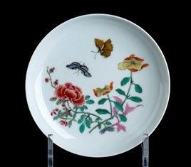 PIATTINO IN PORCELLANA CON DECORO A SMALTI POLICROMI : Cina, XX secolo

La superficie a vista con una composizione di fiori e farfalle...  - Auction Arte Asiatica e Tribale - Bertolami Fine Art - Casa d'Aste