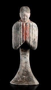 GRANDE E RARA FIGURA FEMMINILE IN TERRACOTTA DIPINTA - Cina, dinastia Han

La dama è raffigurata stante con il lungo abito che copre p...