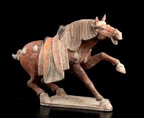 ELEGANTE CAVALLO IN TERRACOTTA DIPINTA - Cina, dinastia Tang

Il cavallo è raffigurato in posa dinamica, con le zampe po...