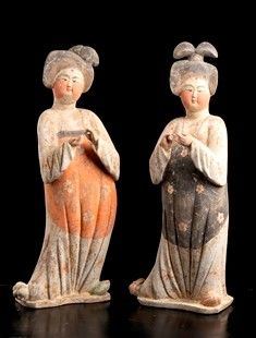 COPPIA DI FIGURE FEMMINILI FAT LADIES IN TERRACOTTA DIPINTA - Cina, dinastia Tang

Le due dame raffigurate in posa con leggera torsione dell’...