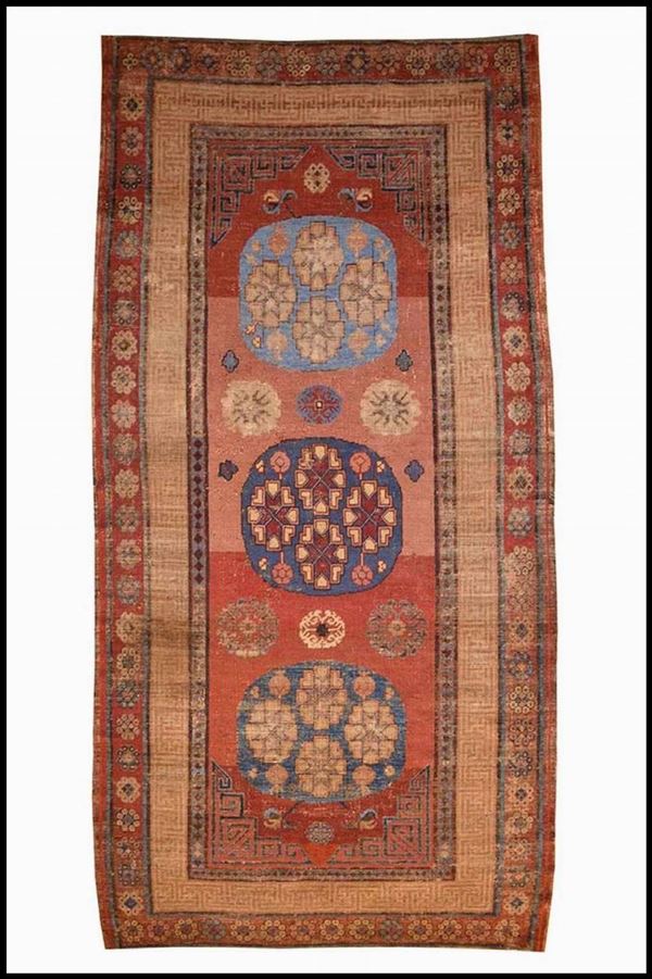 TAPPETO &#8216;KHOTAN&#8217; CON DECORO DI ALBERO DELLA VITA - Cina, Xinjiang, 1820 circa

247 x 122 cm

Provenienza: collezione privata itali...
