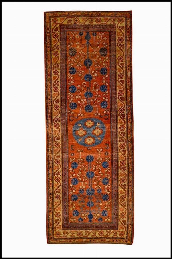 TAPPETO &#8216;KHOTAN&#8217; CON DECORO DI ALBERO DELLA VITA - Cina, Xinjiang, 1820 circa

286 x 107 cm

Provenienza: collezione privata itali...