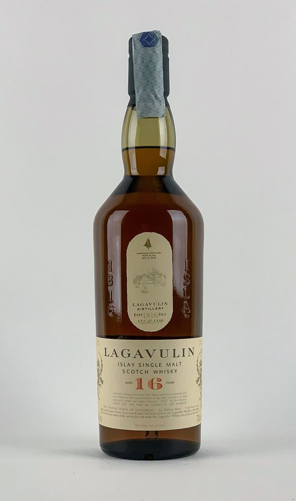 Lagavulin 16 Years Old Single Malt Scotch Whisky - Auction Vini e  Distillati. D' Annata, Pregiati e da Collezione. - Bertolami Fine Art -  Casa d'Aste
