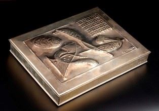 FRANCO CANNILLA (Catania, 1911 - Roma, 1984) : Silver box  - Bas-relief, 42 x 32 x 5 cm - Auction Dipinti, Disegni e Sculture dal XIX al XXI secolo e Collezione Cornelio Di Marzio - Bertolami Fine Art - Casa d'Aste