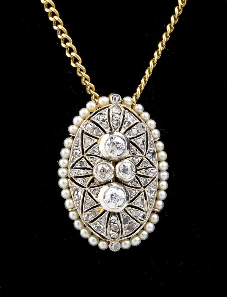 Girocollo e pendente-spilla in oro con diamanti e perline
