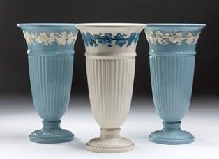 Tre vasi in porcellana di Wedgwood...  - Auction Mobili, vetri Gallé, Tappeti e Oggetti d'arte dal XVII all'inizio del XX secolo - Bertolami Fine Art - Casa d'Aste