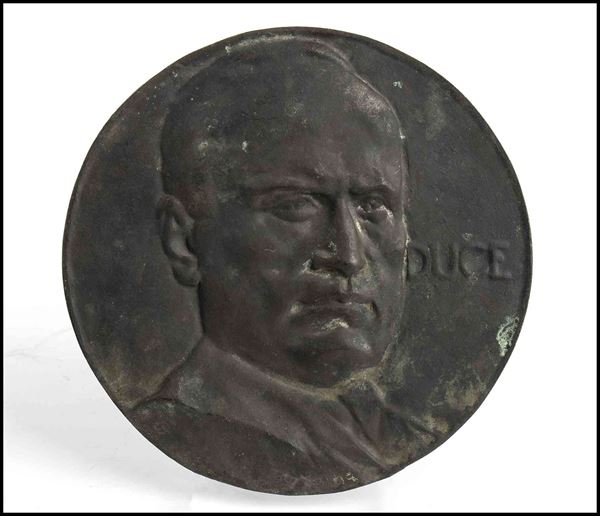 Tondo with portrait of Benito Mussolini...  (Ventennio...)  - Auction Militaria, Medals and Orders of Chivalry - Bertolami Fine Art - Casa d'Aste