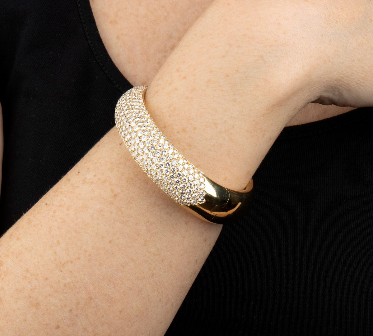 DAMIANI: bracciale a cerchio rigido in oro e diamanti