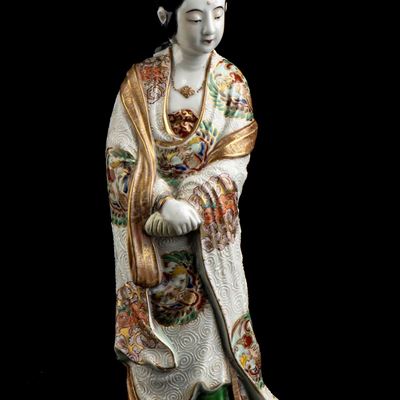 Figura di Kannon in Ceramica 'satsuma' con Decoro a Smalti Policromi e Oro