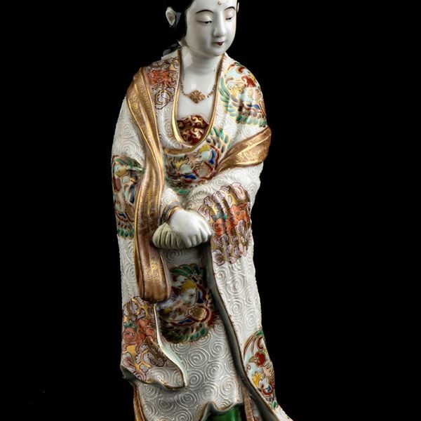 FIGURA DI KANNON IN CERAMICA 'SATSUMA' CON DECORO A SMALTI POLICROMI E ORO  - Asta Arte Asiatica e Tribale - Bertolami Fine Art - Casa d'Aste