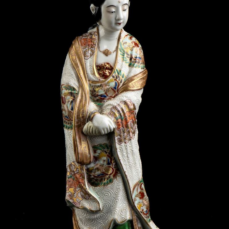 Figura di Kannon in Ceramica 'satsuma' con Decoro a Smalti Policromi e Oro