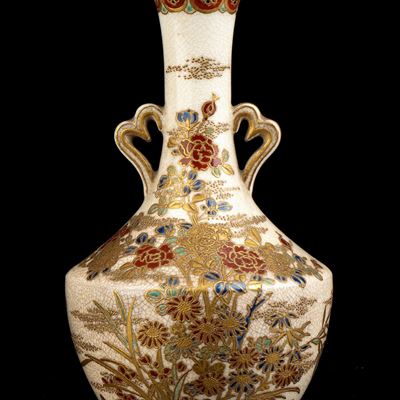 Piccolo Vaso a Bottiglia con Anse in Ceramica 'satsuma' con Decoro a Smalti Policromi e Oro