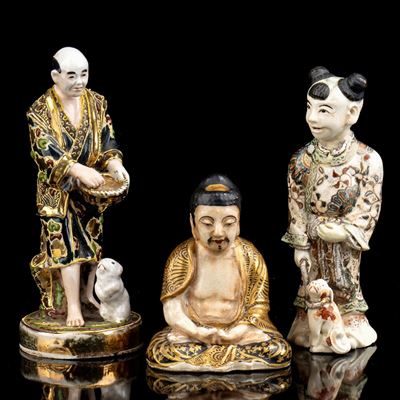 Tre Piccole Sculture in Ceramica 'satsuma' con Decoro a Smalti Policromi e Oro