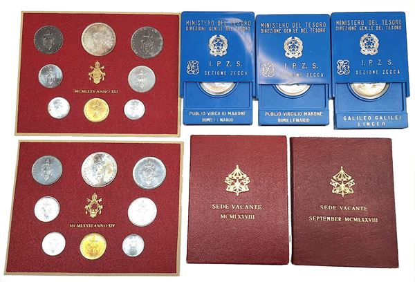 VATICANO-REPUBBLICA ITALIANA. Lotto composto da 2 divisionali Paolo VI con argento e 5 monete da 500 lire commemorative varie in confezioni originali.