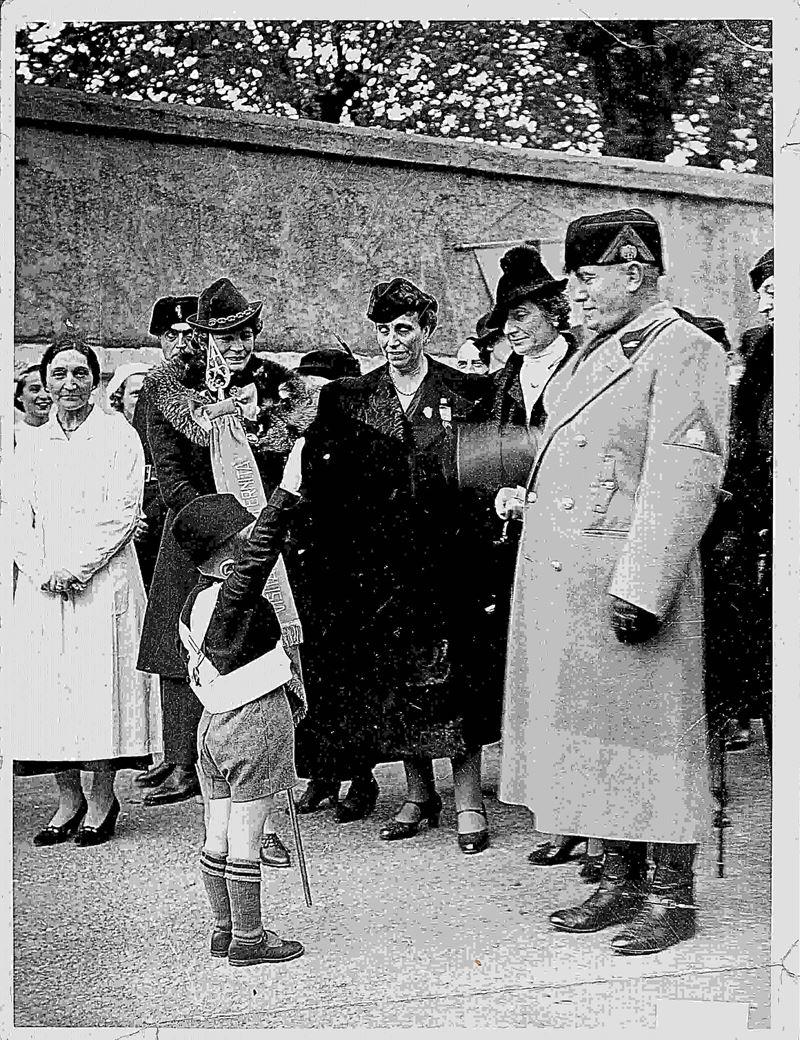 Foto di Benito Mussolini con Balilla ed Autorità Locali