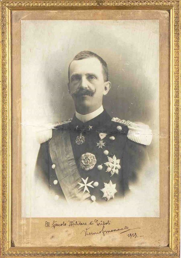 Fotografia di Vittorio Emanuele III al circolo militare di Tripoli, con dedica...
