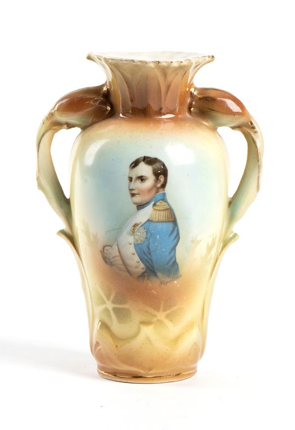 Piccolo vaso con ritratto di Napoleone...  - Asta Militaria, Ordini cavallereschi e altri cimeli: Con la Collezione Aldo Soligo e la Successione Giovanni Martini - Bertolami Fine Art - Casa d'Aste