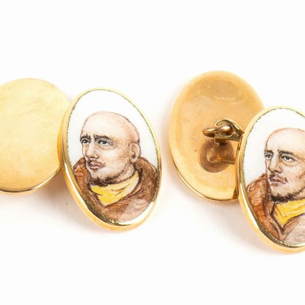 Coppia di gemelli in oro e smalti raffiguranti il volto di GABRIELE D'ANNUNZIO...  - Asta Militaria, Ordini cavallereschi e altri cimeli: Con la Collezione Aldo Soligo e la Successione Giovanni Martini - Bertolami Fine Art - Casa d'Aste