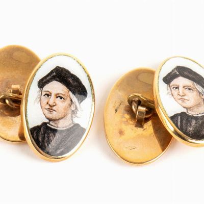 Coppia di Gemelli in Oro e Smalti Raffiguranti il Volto di Cristoforo Colombo...