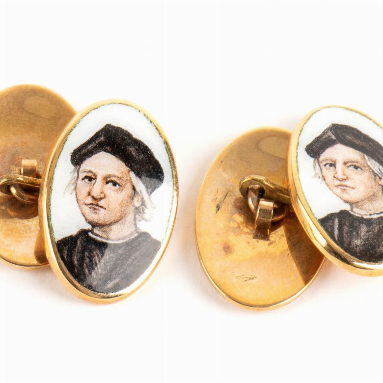 Coppia di Gemelli in Oro e Smalti Raffiguranti il Volto di Cristoforo Colombo...