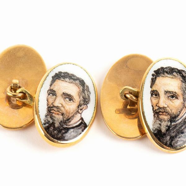 Coppia di gemelli in oro e smalti raffiguranti il volto di MICHELANGELO...  - Asta Militaria, Ordini cavallereschi e altri cimeli: Con la Collezione Aldo Soligo e la Successione Giovanni Martini - Bertolami Fine Art - Casa d'Aste