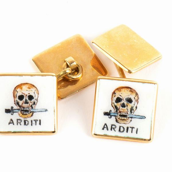Coppia di gemelli in oro e smalti raffiguranti il simbolo di combattimento dei ...  - Asta Militaria, Ordini cavallereschi e altri cimeli: Con la Collezione Aldo Soligo e la Successione Giovanni Martini - Bertolami Fine Art - Casa d'Aste