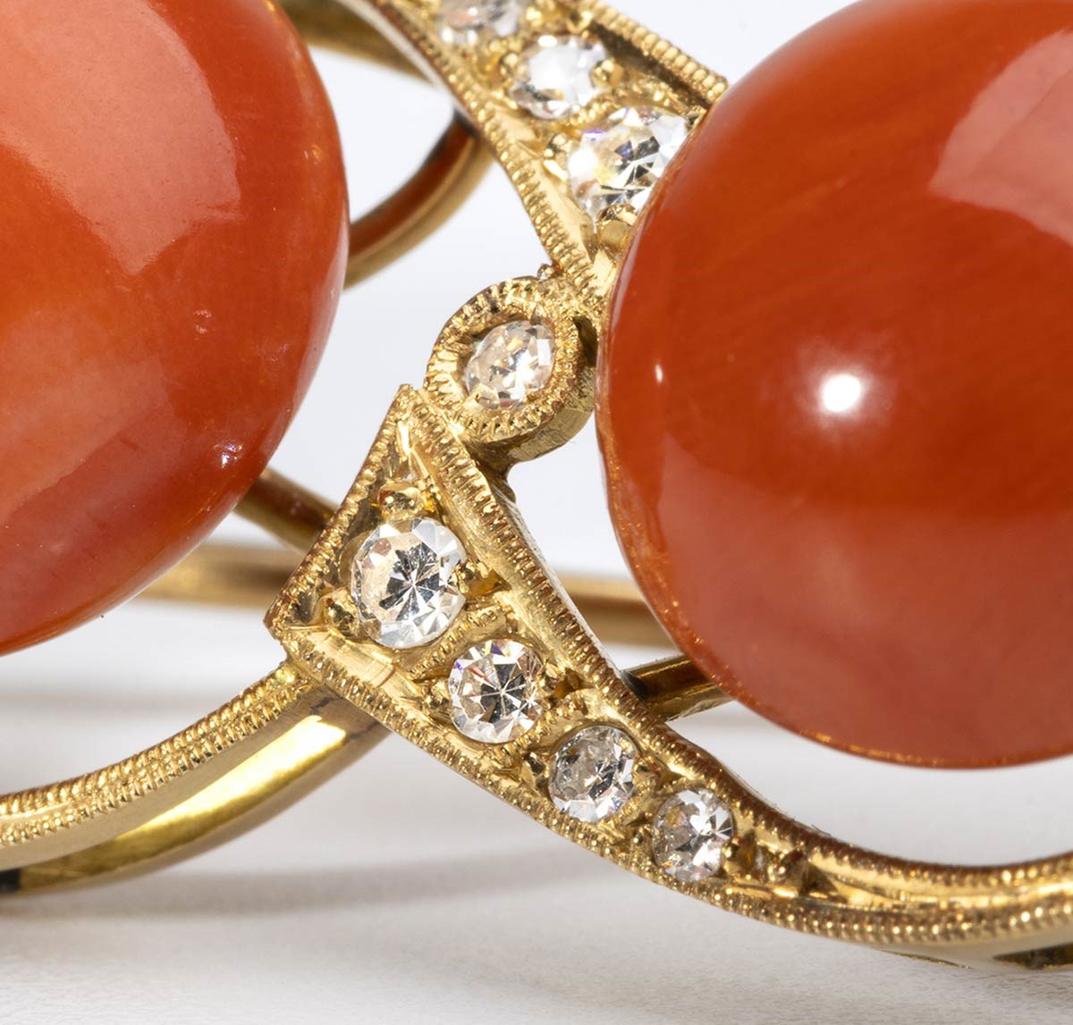 Spilla in Oro con Corallo e Diamanti