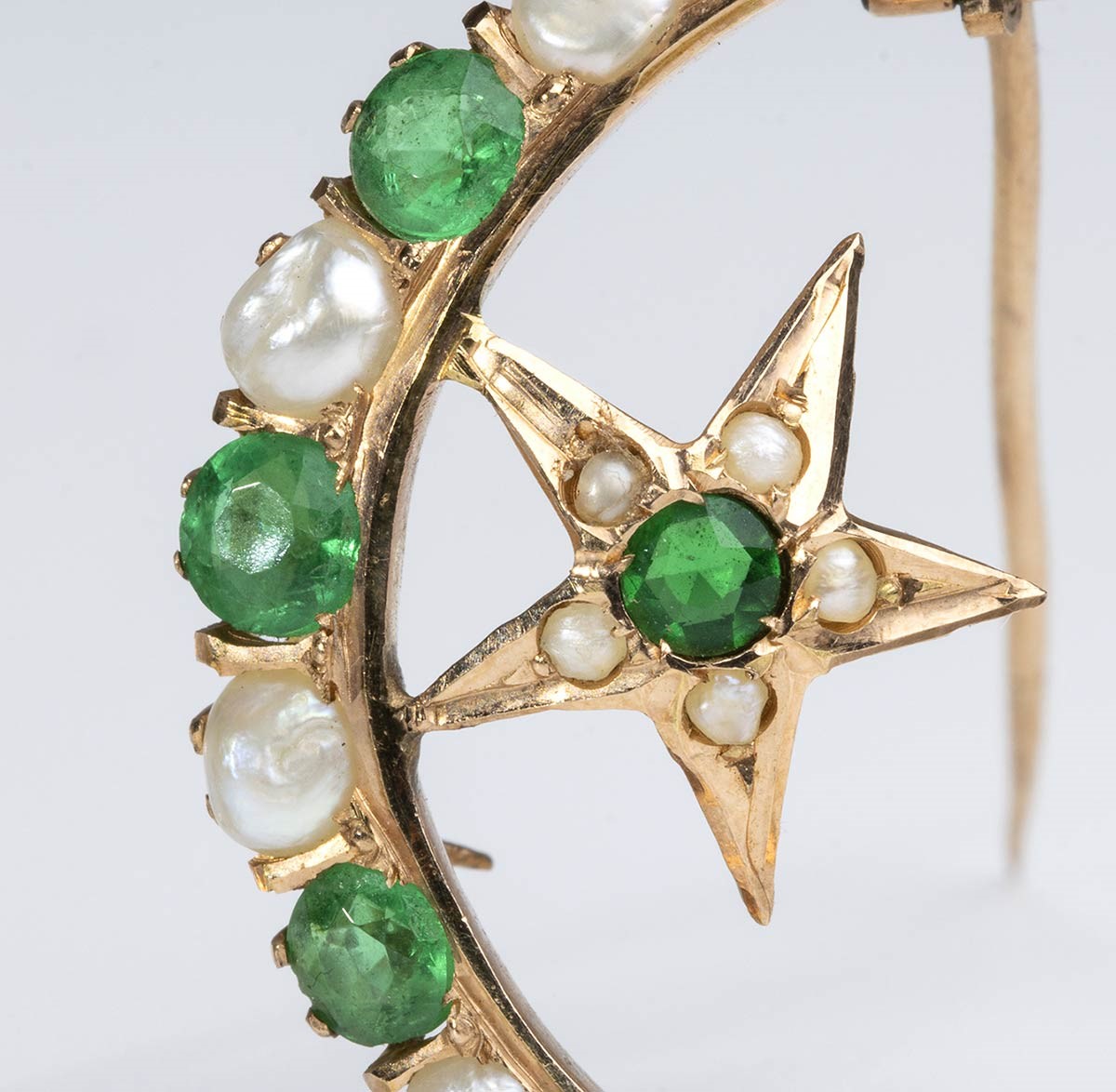 Demi-parure Spilla ed Orecchini a Forma di Luna in Oro Smeraldi e Perle - Fine ...