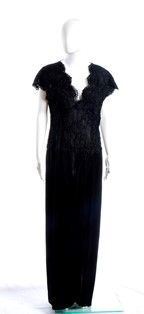 abito da sera nero con pizzo...  - Auction Fashion, Memorabilia e Militaria con una collezione di Cimeli di Juan ed Evita Peròn - Bertolami Fine Art - Casa d'Aste