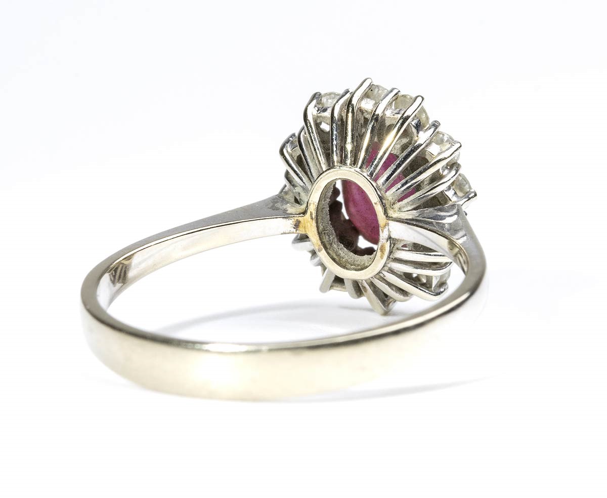 Anello in Oro con Rubino e Diamanti