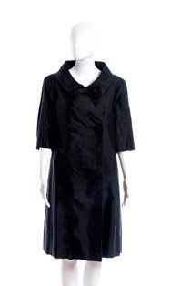 soprabito nero shantung...  - Auction Fashion, Memorabilia e Militaria con una collezione di Cimeli di Juan ed Evita Peròn - Bertolami Fine Art - Casa d'Aste