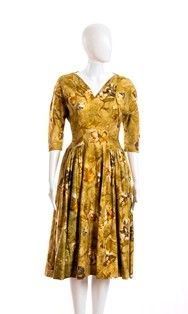 abito anni 50 fondo verde...  - Auction Fashion, Memorabilia e Militaria con una collezione di Cimeli di Juan ed Evita Peròn - Bertolami Fine Art - Casa d'Aste