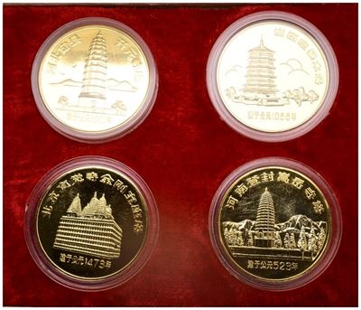 Cina. Set di 4 Medaglie. Ae Dorato. 36mm. Fdc. in Elegante Astuccio.