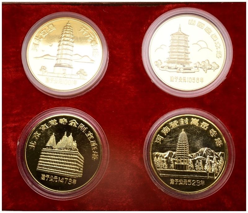 Cina. Set di 4 Medaglie. Ae Dorato. 36mm. Fdc. in Elegante Astuccio.